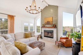 NEW Gorgeous Home with Hot Tub 5min from the River